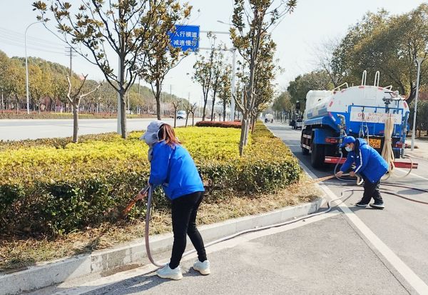 掇刀區市政園林管理處組織人員對色塊植物進(jìn)行養